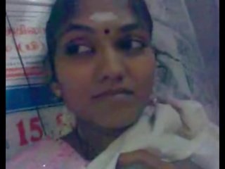 Tempting indiýaly aunty showing her milky emjekler to her b