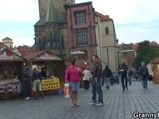 奶奶 游客 jumps 上 成员