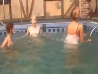 Inviting lezboes في ال سباحة تجمع