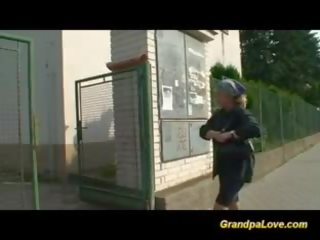 おじいちゃん 美しさ クソ a すてきな ブルネット 看護師 与え フェラチオ