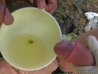 Số hai grandpas pissing trên tán tỉnh cô gái