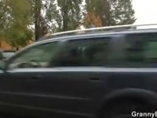 Стар бабичка уличница избран нагоре за играя