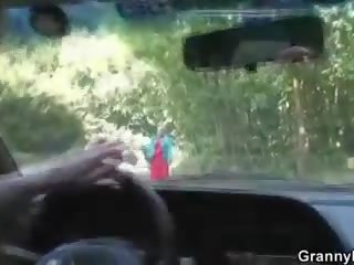 পুরাতন কল বালিকা পায় পেরেক মধ্যে ঐ গাড়ী দ্বারা একটি নবজাতক