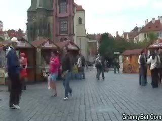 ग्रॉनी टूरिस्ट हो जाता है उठाया ऊपर और बढ़ा