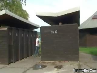 On najdbe in šiška blondinke babi v na spreminjanje soba