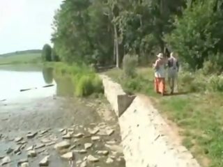 Оказа на бабичка смучене стар убождане в на гора