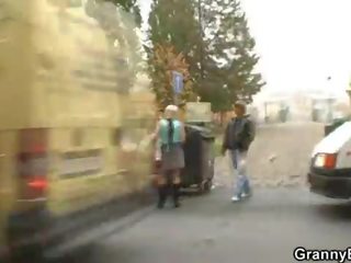 Стъд кирки нагоре и чука един стар курва