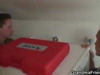 그녀 제공 올라 그녀의 늙은 고양이