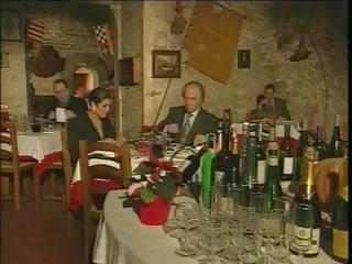 Şık küçücük göğüsler mini etek çilli kolej parti üzerinde restoran