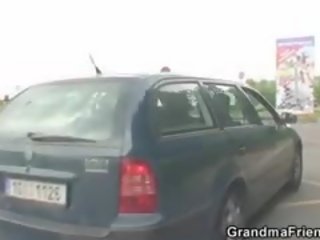 Две пичове мотика нагоре супер баба и винт извън