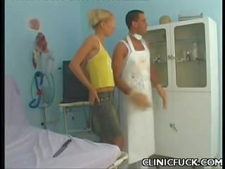 金發 辣妹 享受 診所 成人 電影