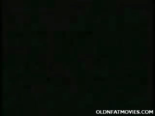 Καλοφτιαγμένος/η ώριμος/η τραβάει ένα πέτρος