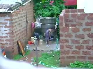 Дивіться це два terrific sri lankan lassie отримувати ванна в назовні