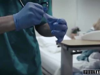 نقي محرم perv طبي رجل يعطي في سن المراهقة المريض المهبل امتحان