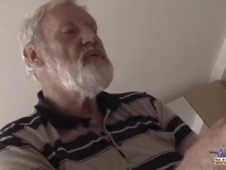 늙은 젊은 - 큰 manhood 할아버지 엿 로 비탄 그녀 핥는 두꺼운 늙은 사람 형사