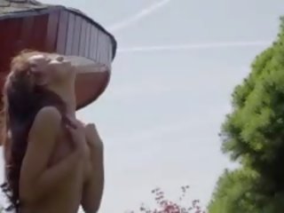 ブルネット と アウトドア 脱衣 プッシー